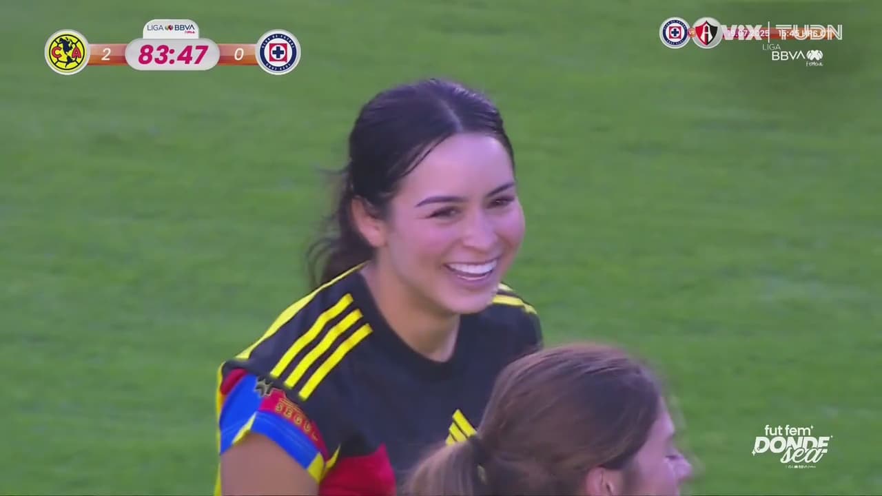 Scarlett Camberos marca el 2-0 de América desde los once pasos