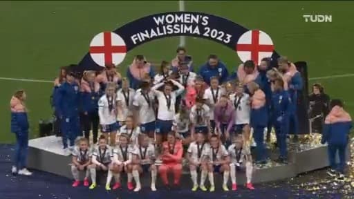 ¡Se queda en casa! Inglaterra levanta el trofeo de la Finalissima