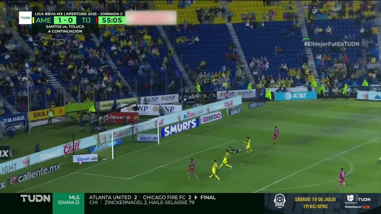 ¡CERCA! Alberto Ocejo disparó que se estrella en el poste.