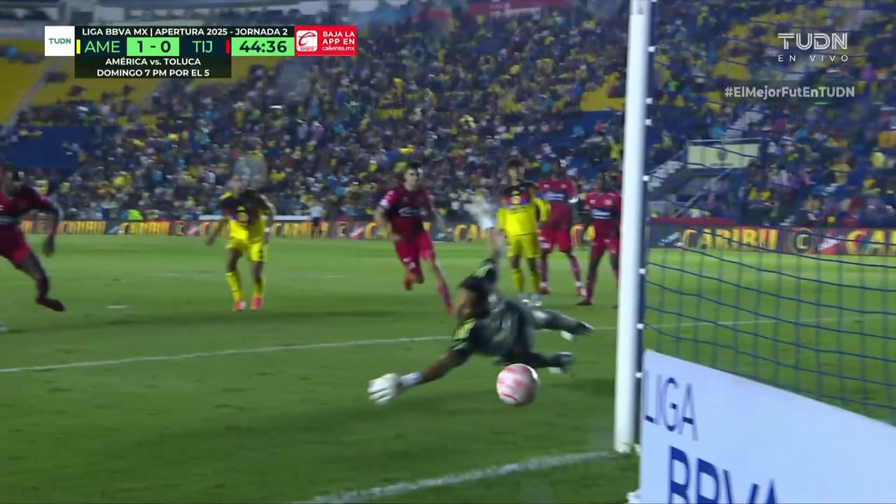 ¡Se salva el América! Tras un desvío el balón pega en el poste